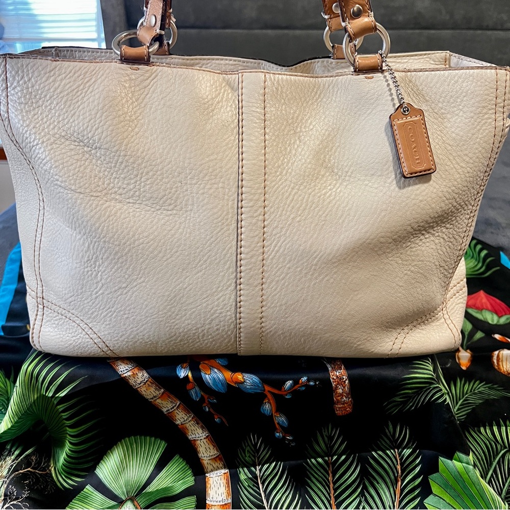 Coach Chelsea Pebble Leather Tote Bag Chalk Tan Work School Casual 
D1082-F12340 - Picture 2 of 13